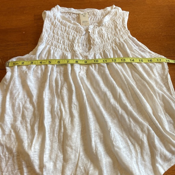 Free People We the Free Womens Size XS White Linen Smocked Tank Top Curved Hem - Picture 8 of 9